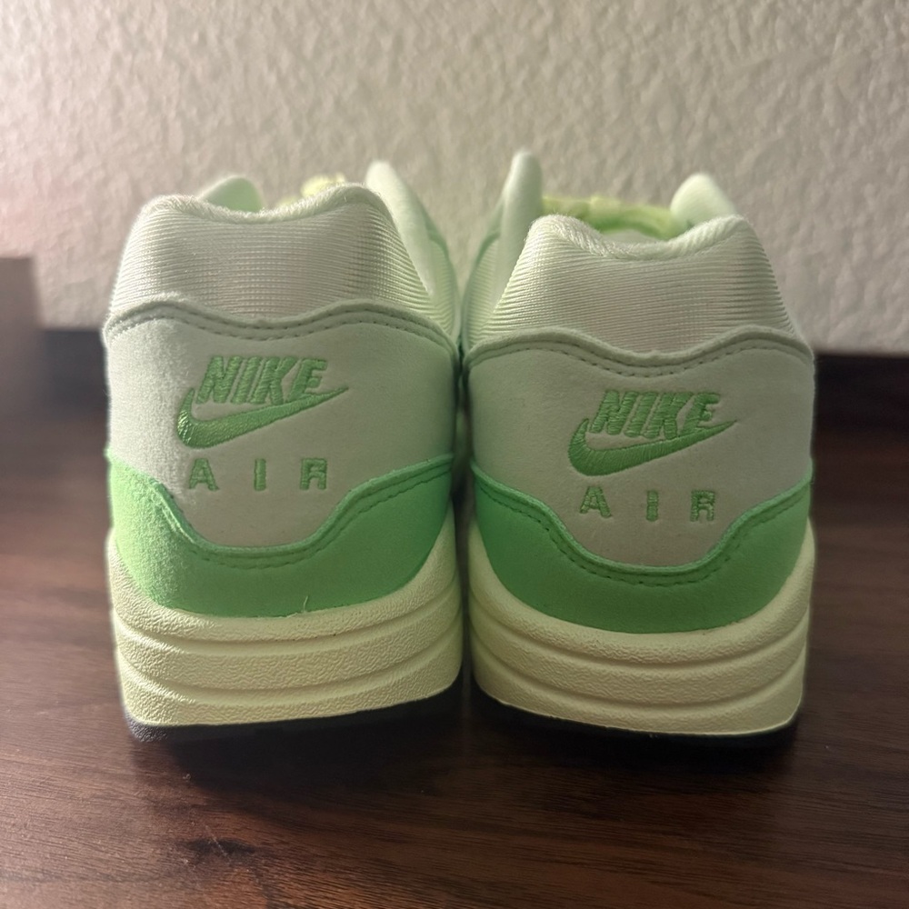NEW Nike Air Max 1 '87 Vapor Green Athletic  Sneakers HJ7329-376 (Women 9/M 7.5) - Picture 3 of 7